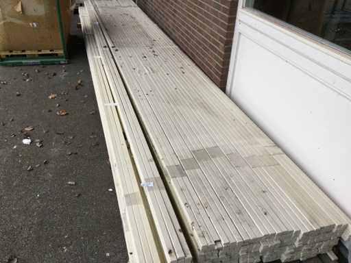 Des perles de verre blanches de 590 cm de long. (48x)