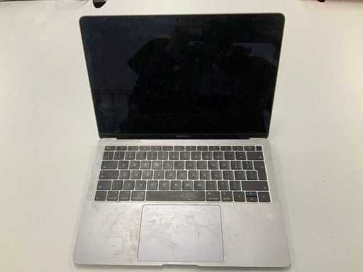 Apple A1932 13-calowy MacBook MRE82LL/A Laptop