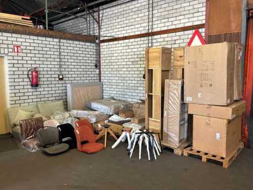 Un lot de mobilier viu