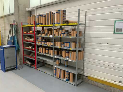 étagère avec divers rouleaux et tubes