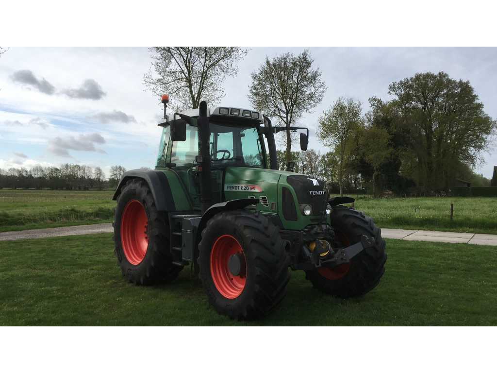 Fendt 820 Vario four-wheel drive farm tractor