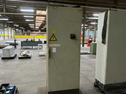 Cabinet de contrôle avec contenu