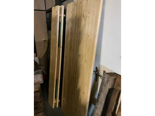 Opklapbare houten bier tafel met 2 dito zitbanken