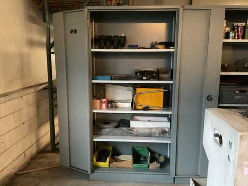 Kast met diverse inhoud