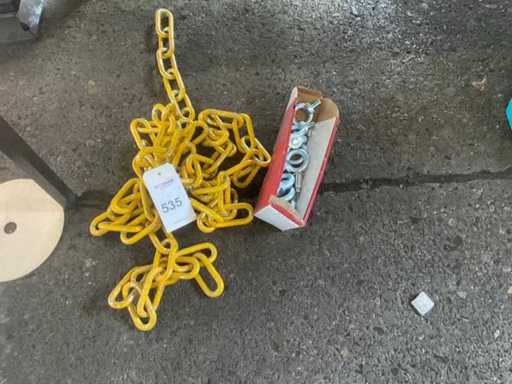 Chaîne et boulons à œil