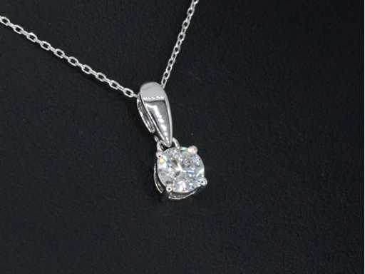 Pendentif solitaire en or blanc diamant taille brillante 0,61 carat