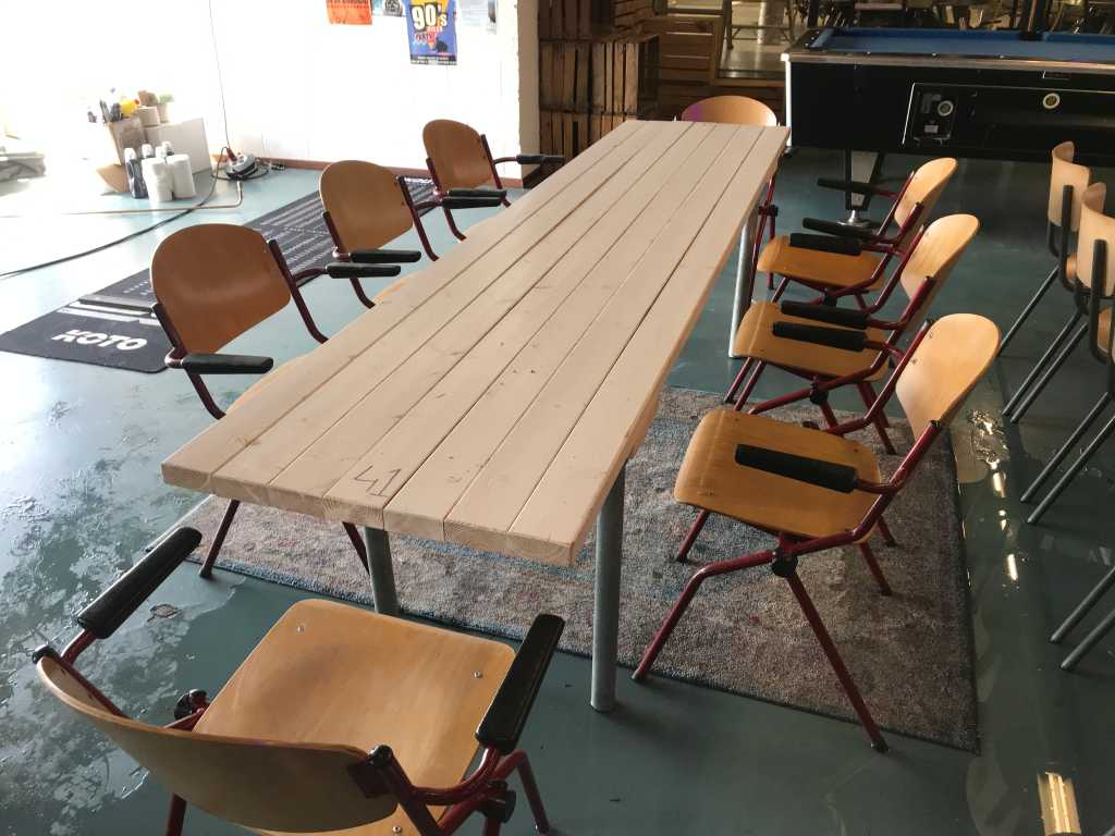 Table de restaurant comprenant 10 chaises de restaurant