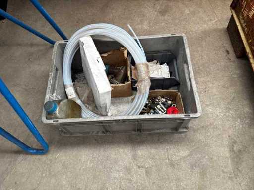 Kist met diverse pneumatische slangen, koppelingen en reduceerventielen