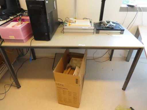Laboratory table (4x)