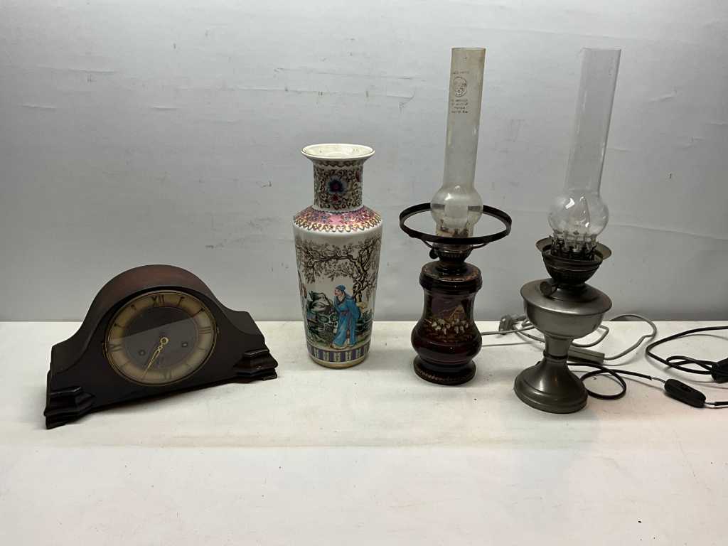 Uhr, Vase und Lampen
