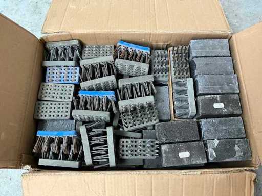 Dużo szlifierek stołowych i szczotek ściernych