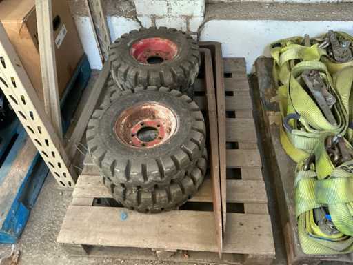 Gabelstaplergabel und Reifensatz