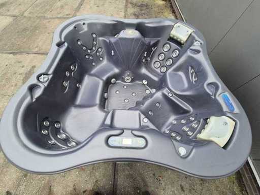 Dimension one 6 person Jacuzzi and outdoor spa