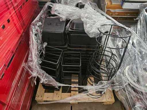 Lotto di contenitori e scaffali