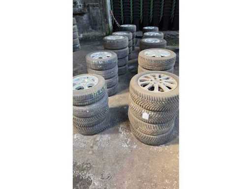 Pneus de voiture avec jantes en aluminium 10x4