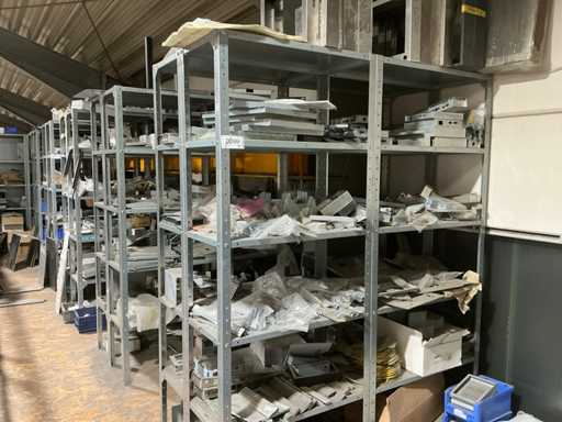 Lots of shelving without contents (12x)