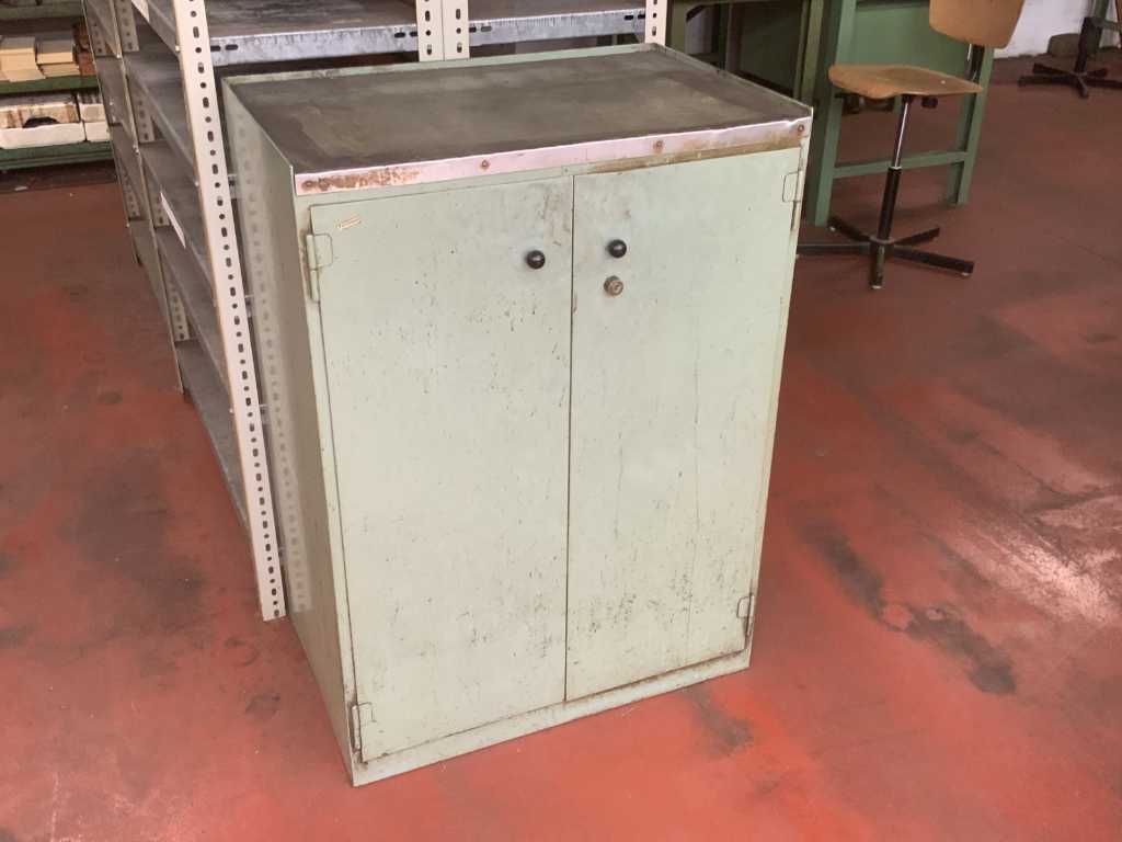 Vidmar 2-door cabinet with machine tools