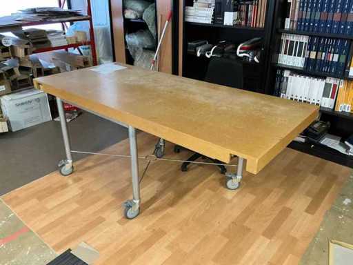 Scrivania con sedia da ufficio