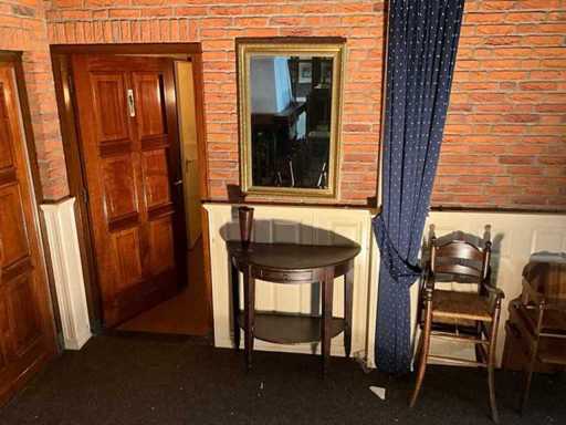 Specchio e tavolino laterale