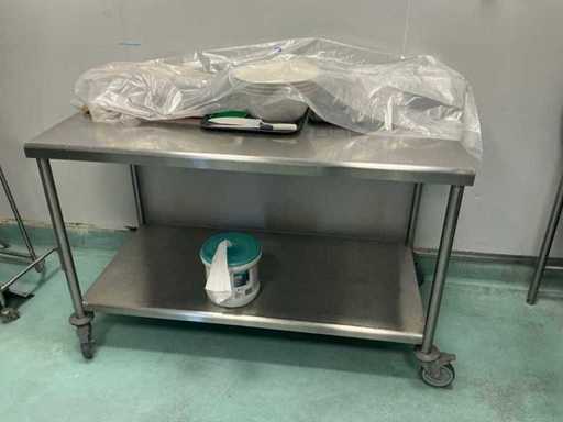 Table inox sur roulettes