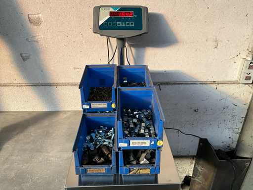 16.42 kg Verschiedene Befestigungselemente im stapelbaren Behälter