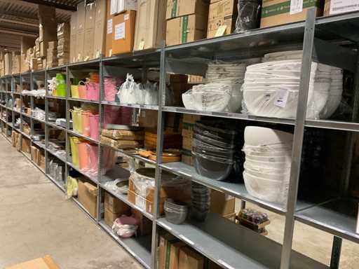 Jardinières, seaux, assiettes et bols