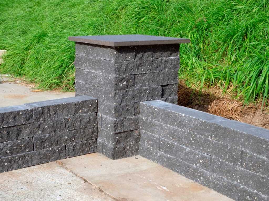 Muurblokken inclusief pilaarblokken van beton  1 set
