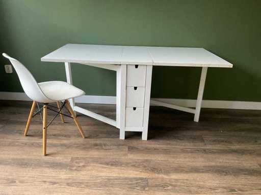 Vitra Eames DSW Stuhl mit IKEA Norden Klapptisch