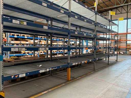 Pallet rack without contents (4 times the field size)