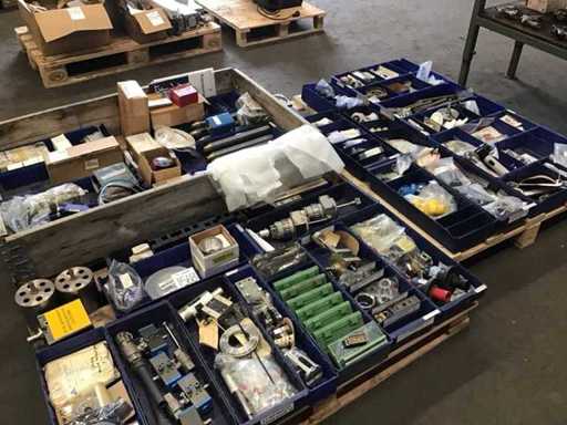 pallets met industriële onderdelen (3x)