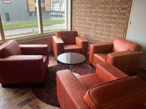 Ontvangstruimte v.v. 4 Paula Fauteuils, vloerkleed ø160cm en salontafel