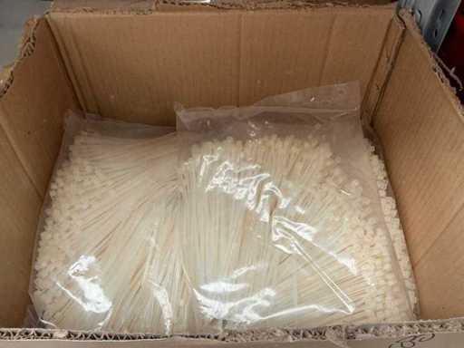 O mulțime de legături de cablu (70000x)