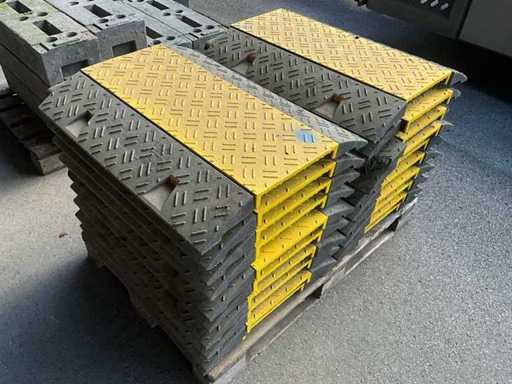 O mulțime de plăci de plastic pentru drum / covorașe de sol 