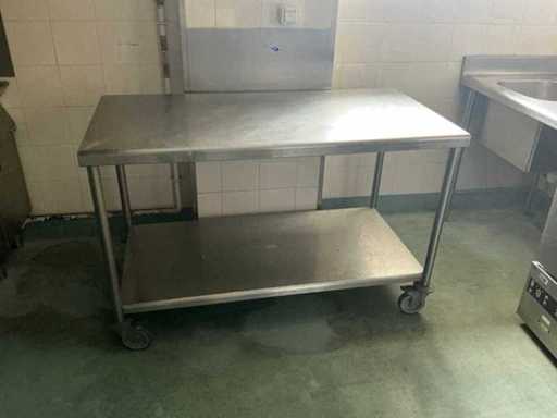 Table inox sur roulettes