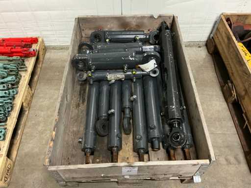 Divers vérins hydrauliques