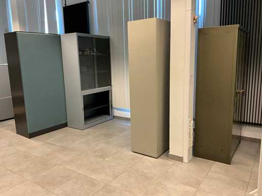 Diverse Metalen dossierkasten (4x) + bureau-combinatie