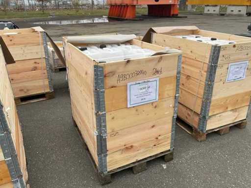 O varietate de recipiente goale