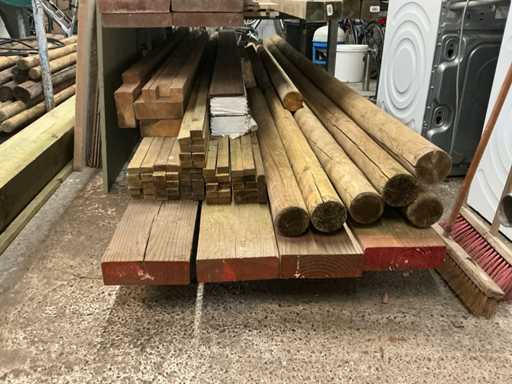 Partij diverse houten balken