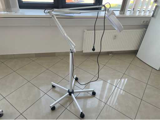 Lampada da terra con lente d'ingrandimento