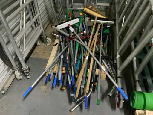 Partij bezems en dweilen