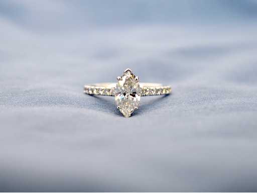 Inel solitaire din aur alb diamant marquise 1,00 carat halo ascuns