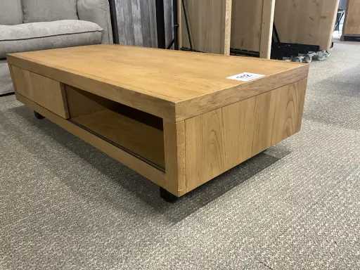 Houten salontafel voorzien van 2 schuifdeuren