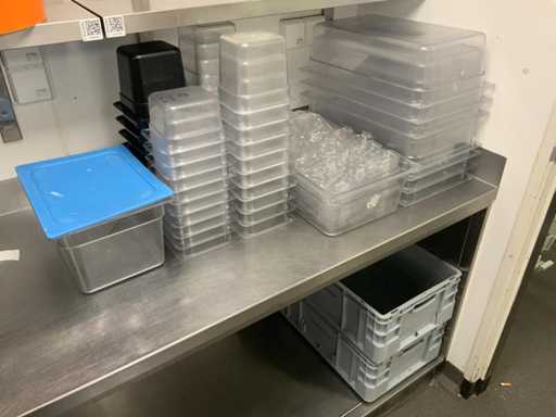 Partia plastikowych pojemników gastronomicznych