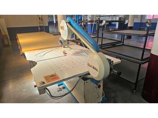 Masă industrială de tăiere textile GLOBAL cu mașină verticală cu cuțit cu bandă și masă de aspirat