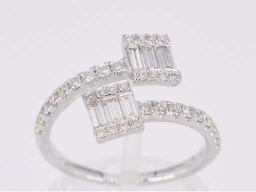 Weißgold-Ring mit Brillant- und Baguette-Diamanten
