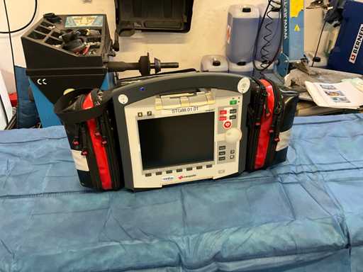 ECG combination with dephibrilator