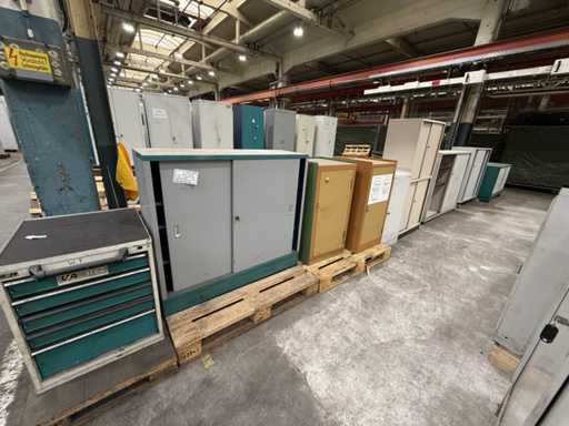   9 Workshop cabinets
