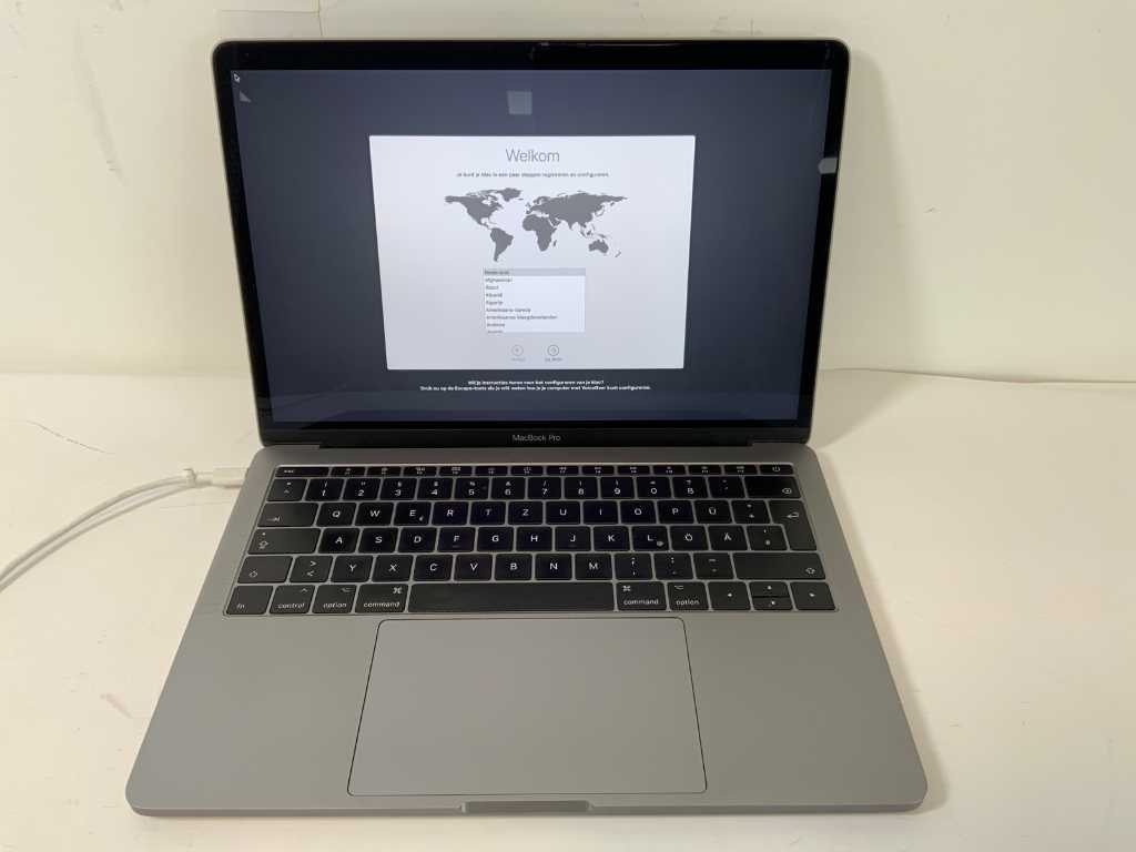 Apple MacBook Pro 13.3”, Core(TM) i5 7th gen, 8 GB RAM, 121 GB NVMe Laptop