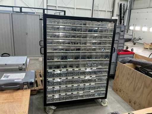 Verrijdbare kast met grijpvoorraad bouten, moeren, schroeven en ventielen