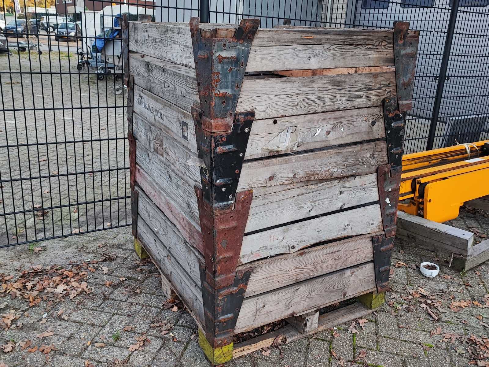 Block pallet with pallet edges